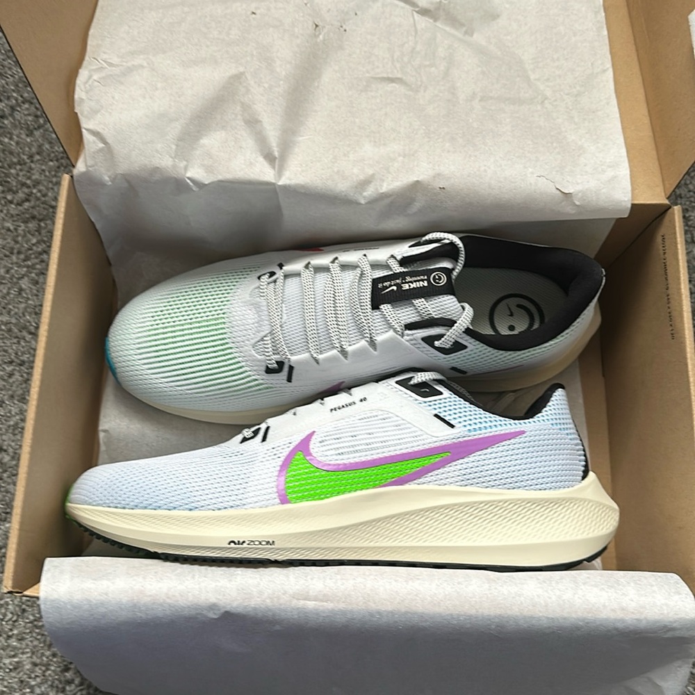 NIKE ZOOM AIR PEGASUS 40 SE RUNNING SHOES
Size 11.5